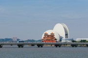 “五一”假期首日 珠海毗邻港澳各口岸迎客流高峰