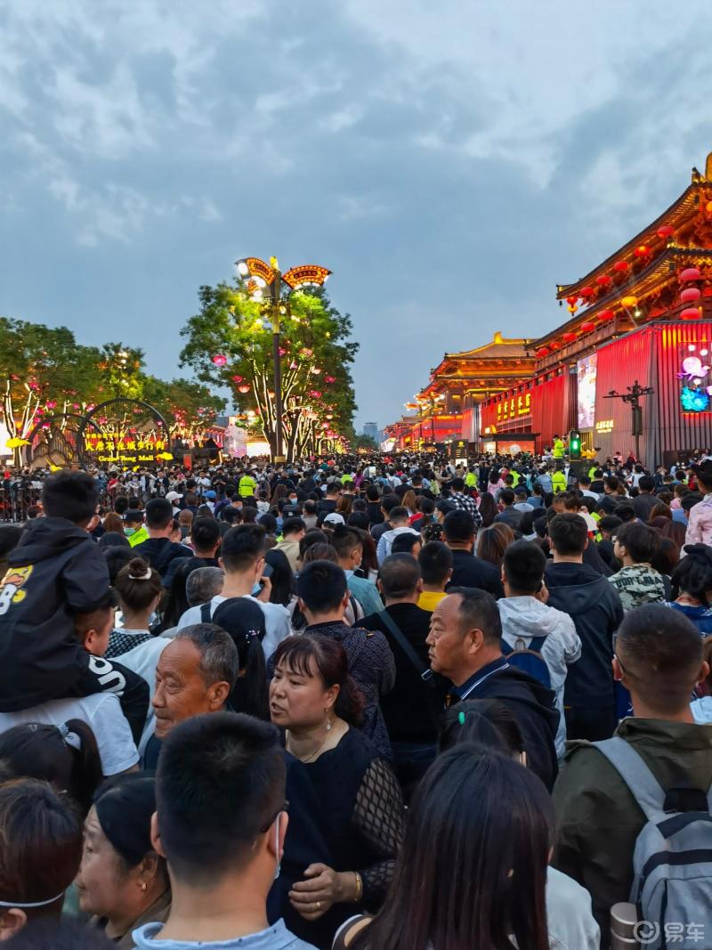 口岸人潮汹涌！双节到来，实探港人“春运式”北上！