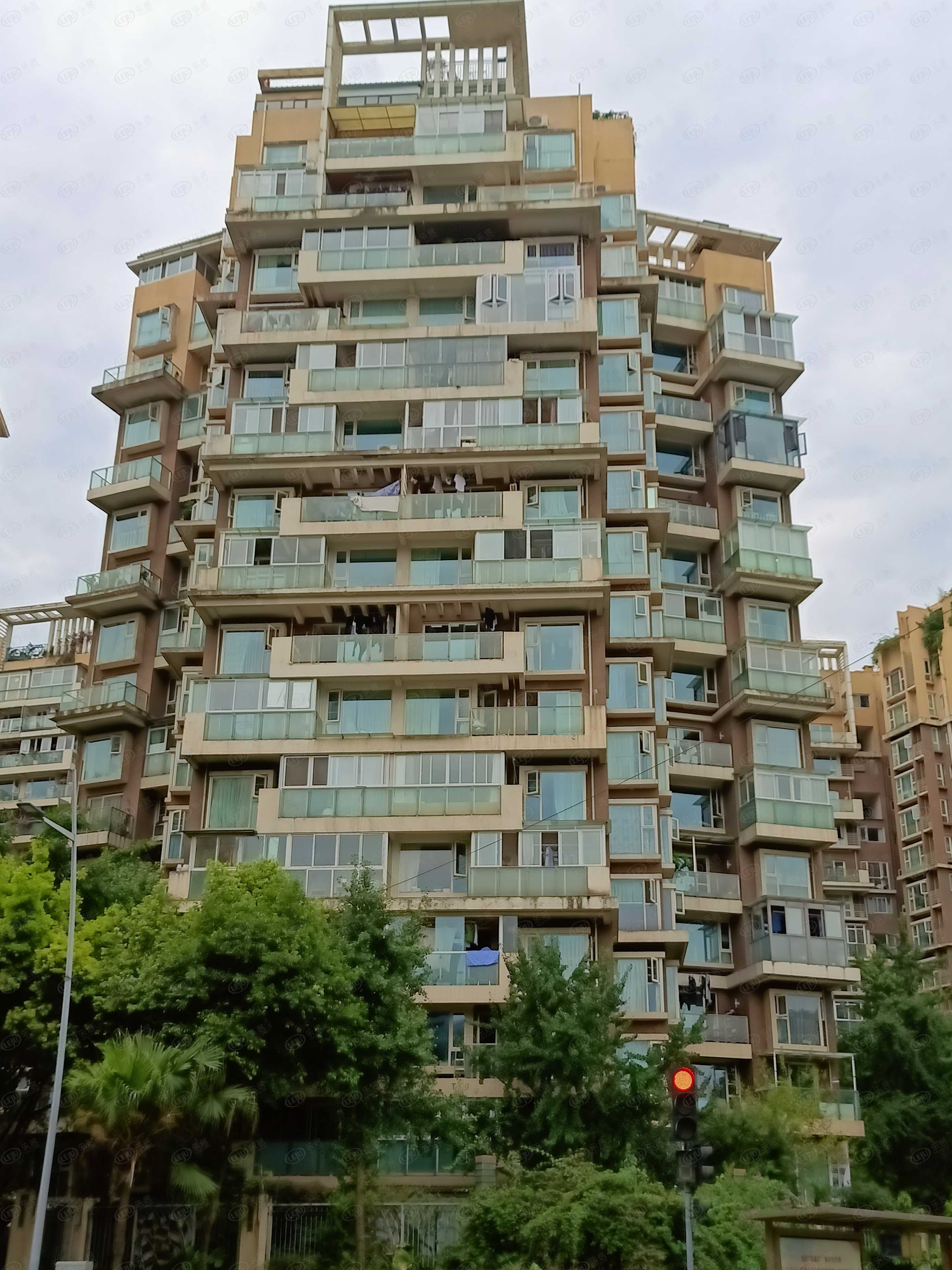 成都南城都汇超5000套房待售 三方博弈何时解？